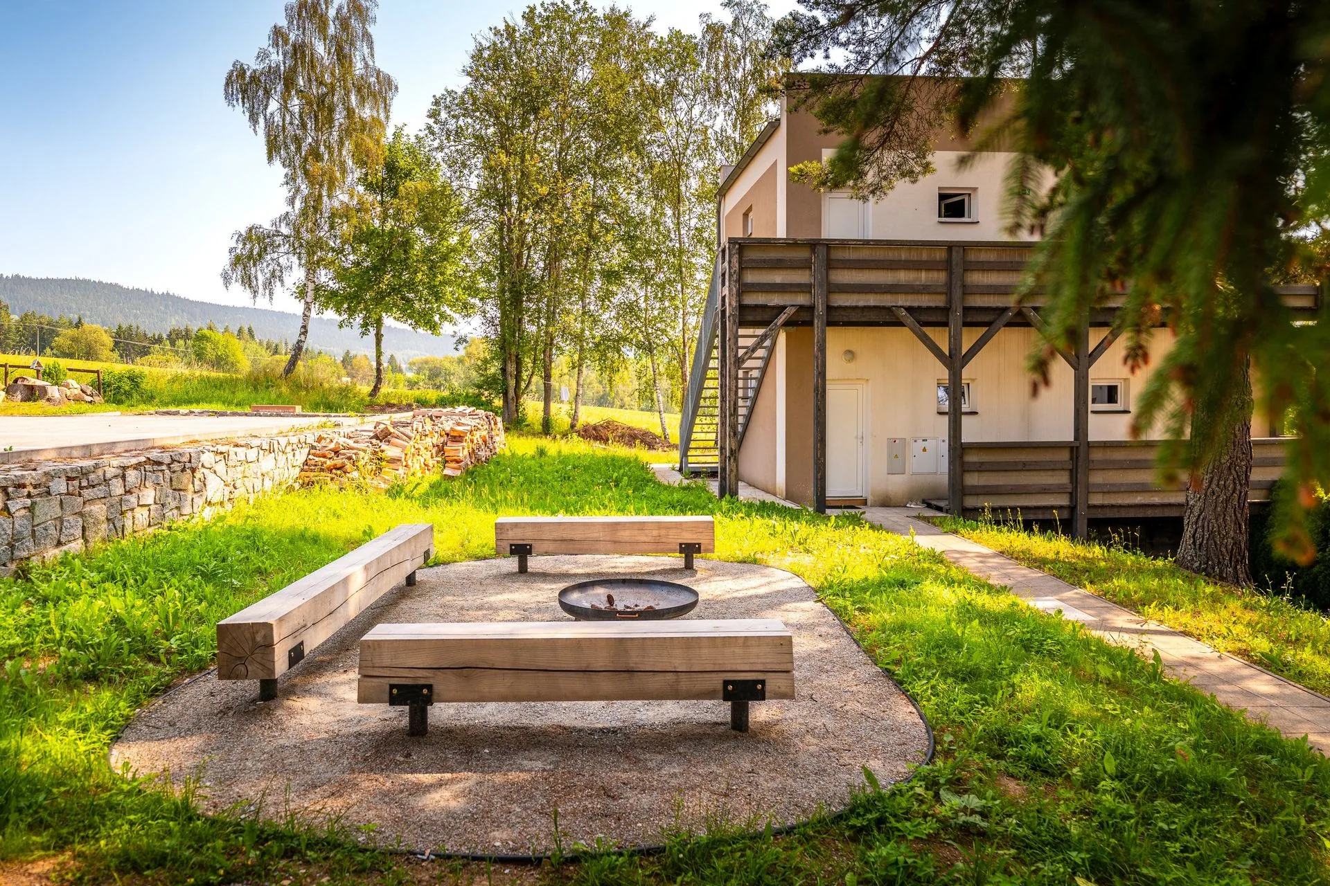Star Lipno — zahrada s ohništěm a posezením