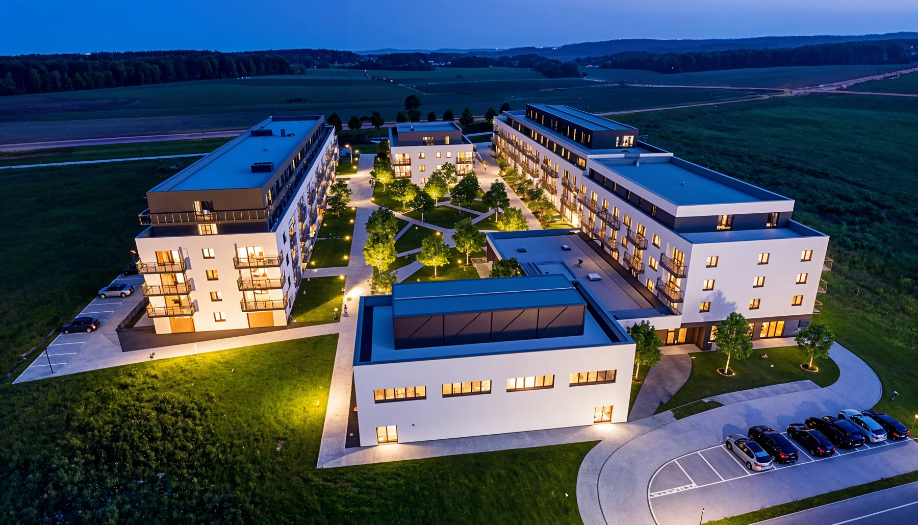Rezidence u Sv. Eliáše — celkový večerní pohled na areál z jihu