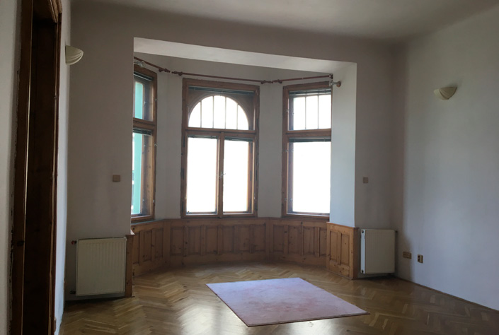 Ukázka home stagingu – prázdný interiér před vybavením