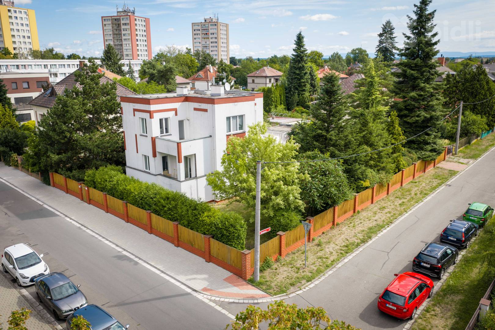 Samostatně stojící vila se zahradou, bazénem a dvěma garážemi ve Fučíkově ulici v Hradci Králové