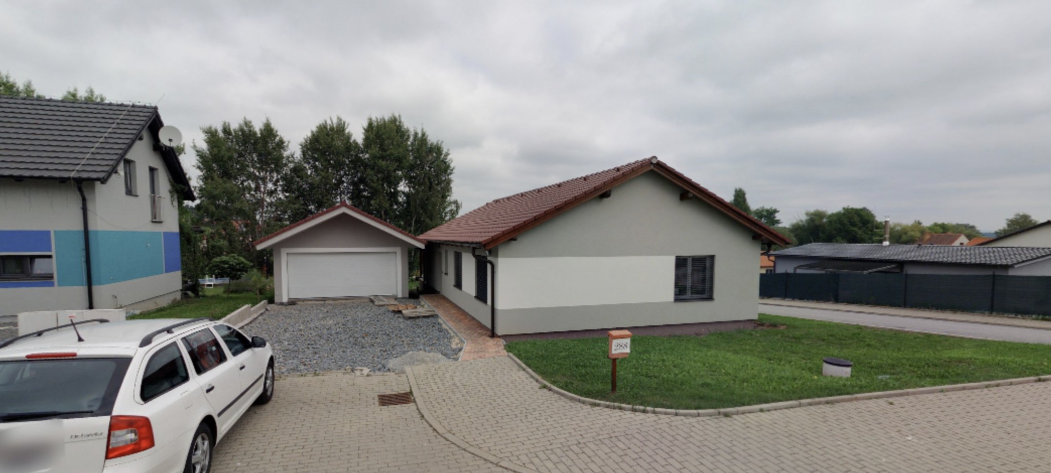 Rodinný dům Želeč 288 s červenou sedlovou střechou a garáží vlevo